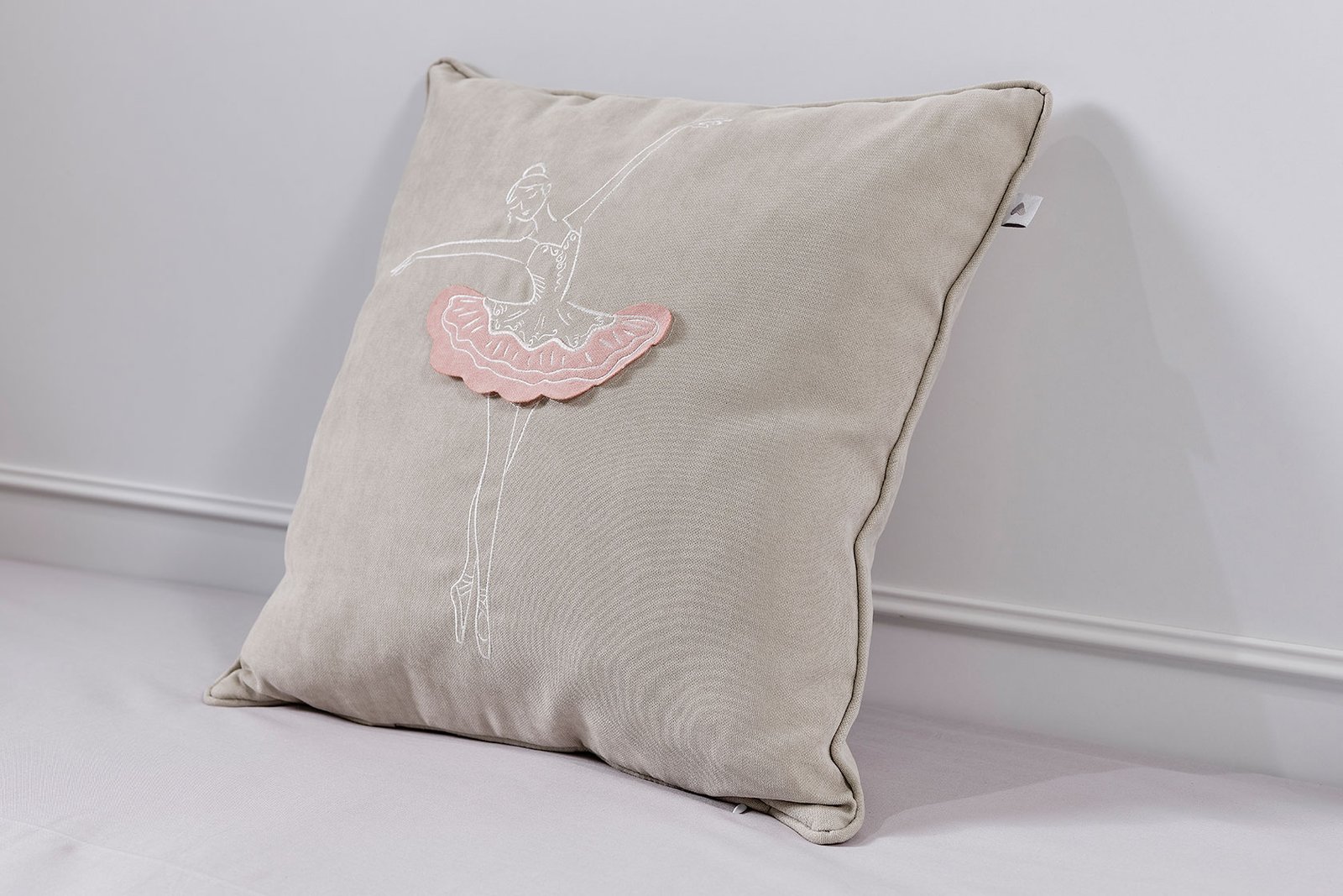 Almila Cushion Ballerina No:02 product thumbnail 3