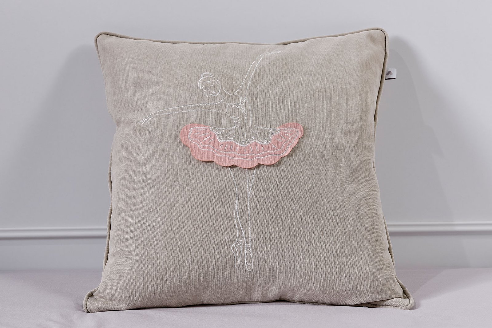 Almila Cushion Ballerina No:02 product thumbnail 2