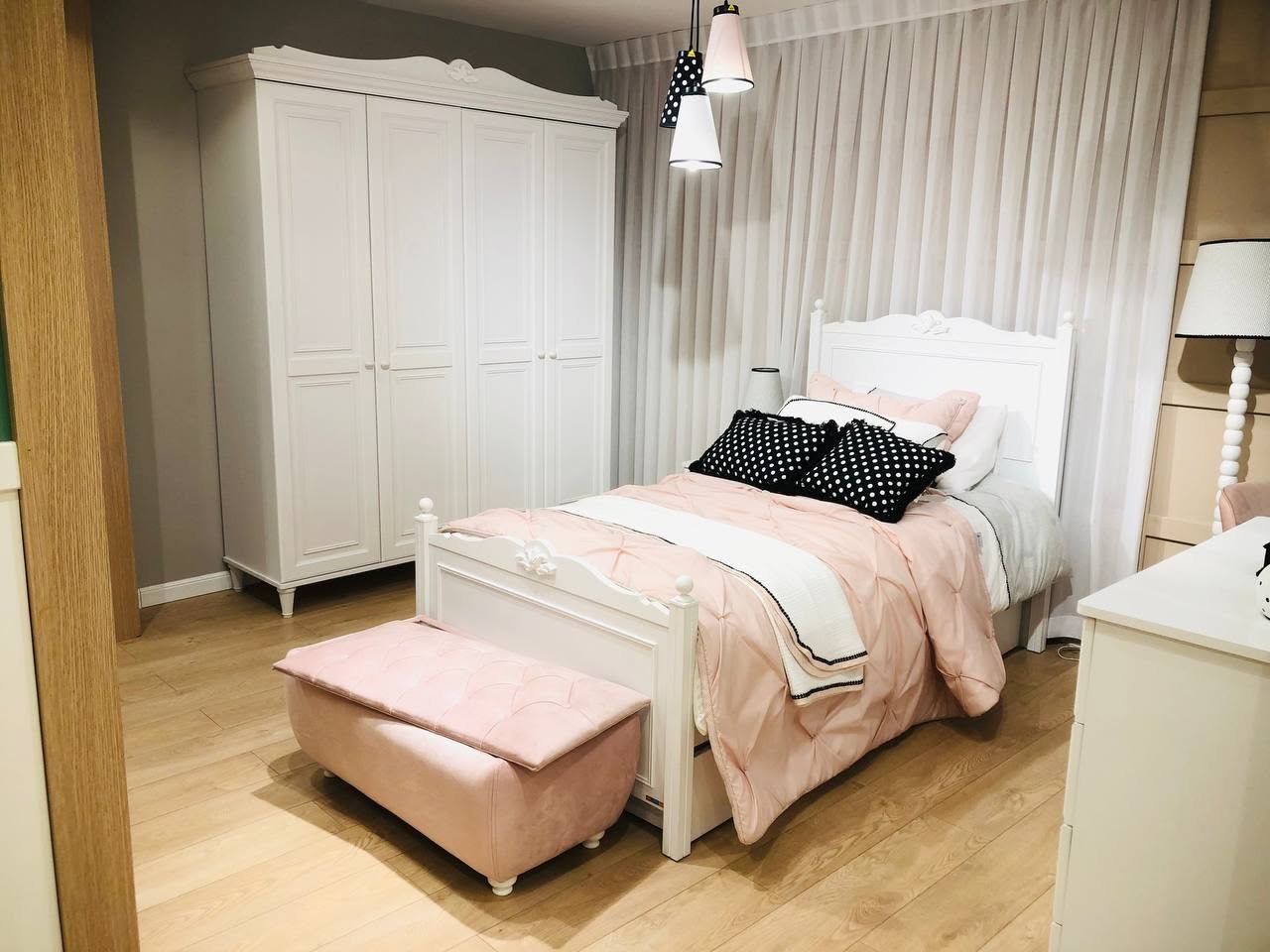 Almila Lora Room With Single Bed