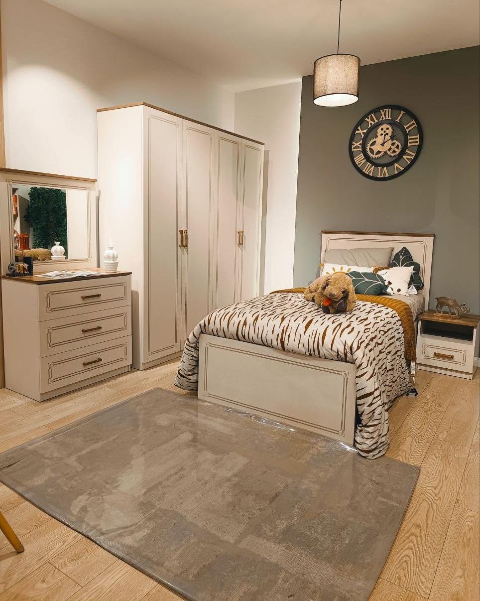Almila Story Room With Chest Of Drawers with Mirror