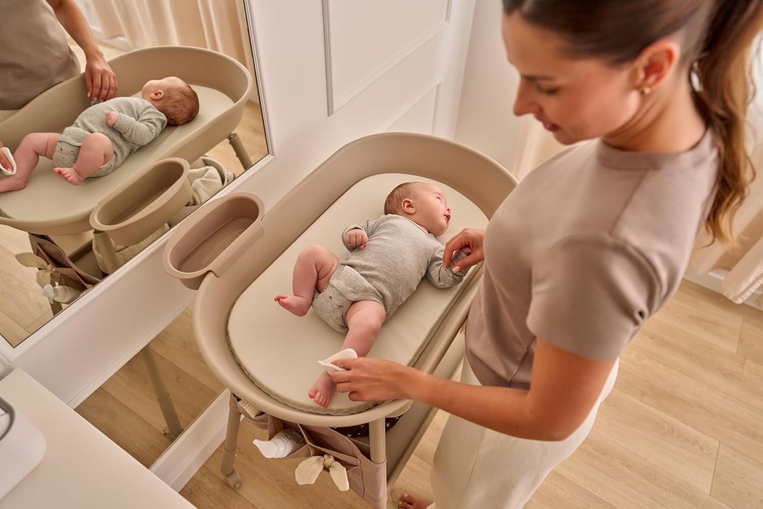 Lionelo Rosie Changing Table with Wheels product thumbnail 6